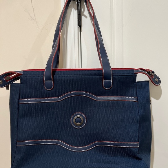 This is a DELSEY Paris Women's Chatelet Air 2.0 Shoulder Bag. - Picture 9 of 12